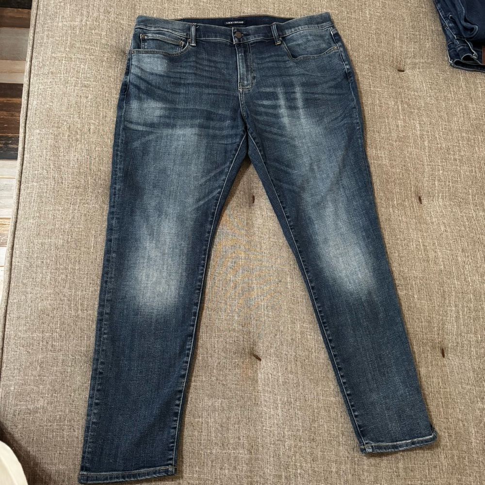 Lucky Brand Men’s Straight Leg Jeans 38x32 Medium Wash | Classic Fit - Picture 3 of 12